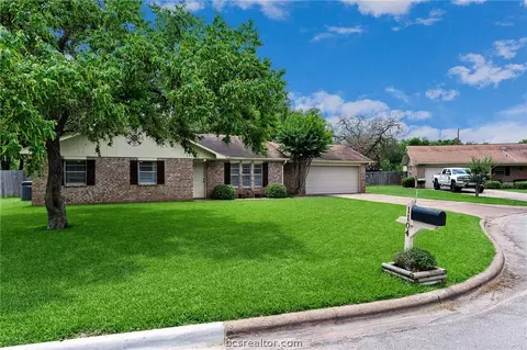 1104 Forest Glen Ct, Bryan, TX 77803 photo 2