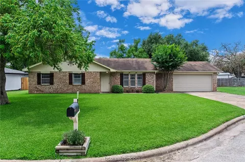 1104 Forest Glen Ct, Bryan, TX 77803 photo 3