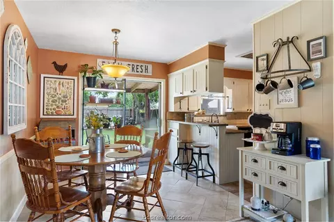 1104 Forest Glen Ct, Bryan, TX 77803 photo 9