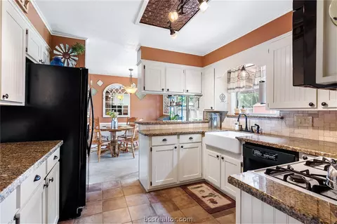 1104 Forest Glen Ct, Bryan, TX 77803 photo 13