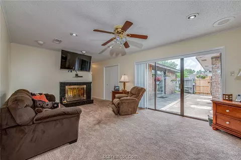 2212 Windsor Dr, Bryan, TX 77802 photo 3