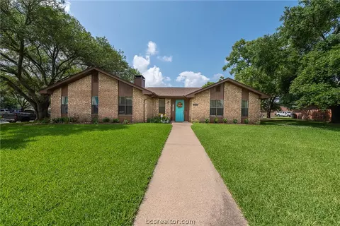 2212 Windsor Dr, Bryan, TX 77802 photo 2