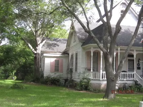 404 E Gregg St, Calvert, TX 77837 photo 3