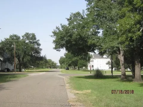 404 E Gregg St, Calvert, TX 77837 photo 2