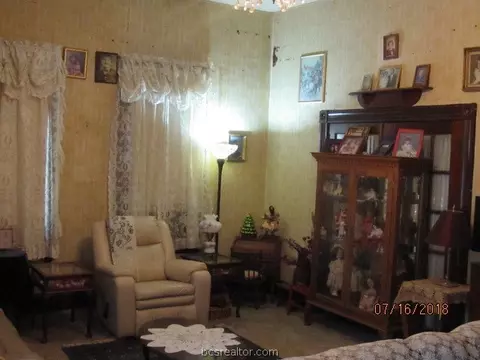 404 E Gregg St, Calvert, TX 77837 photo 6