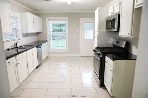 810 E 28th St, Bryan, TX 77803 photo 5