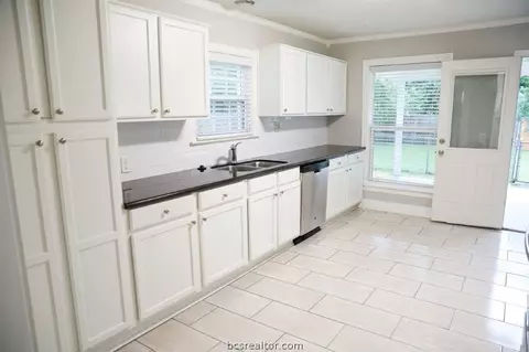 810 E 28th St, Bryan, TX 77803 photo 6