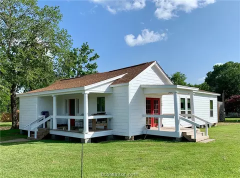 708 E Texas St, Calvert, TX 77837 photo 1