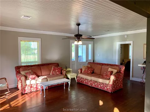 708 E Texas St, Calvert, TX 77837 photo 6