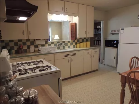 1607 Burt St, Bryan, TX 77802 photo 9