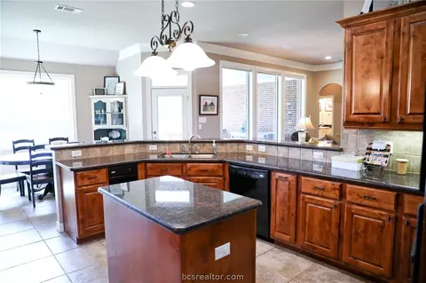 5844 Easterling Dr, Bryan, TX 77808 photo 11