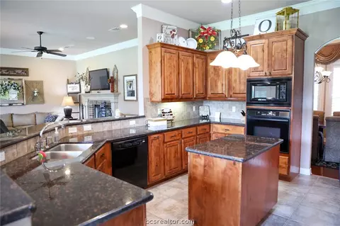 5844 Easterling Dr, Bryan, TX 77808 photo 9