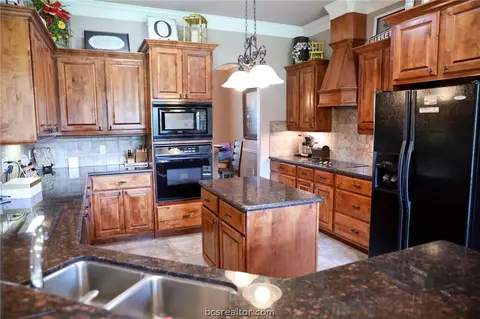 5844 Easterling Dr, Bryan, TX 77808 photo 8