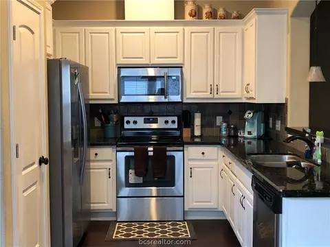 3903 Laura Ln, Bryan, TX 77803 photo 3