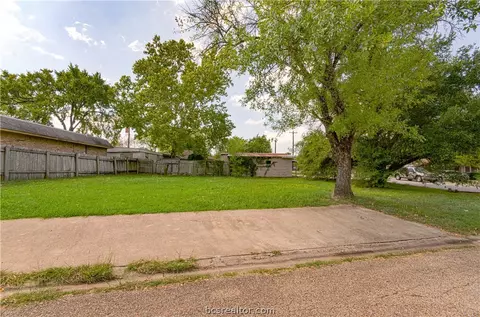 209 Ehlinger Dr, Bryan, TX 77801 photo 4