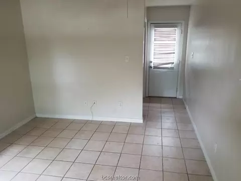 309 Ehlinger, Bryan, TX 77802 photo 4