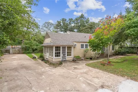 733 Eagle Pass St, Bryan, TX 77802 photo 2