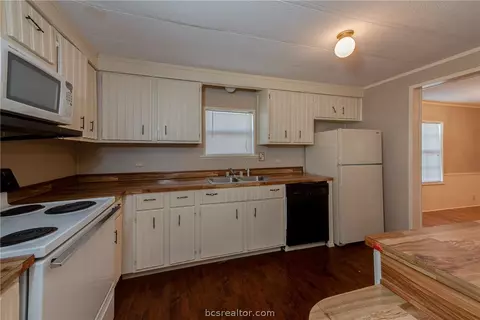 8136 Longview Dr, Bryan, TX 77808 photo 13