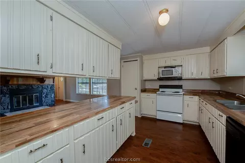 8136 Longview Dr, Bryan, TX 77808 photo 11