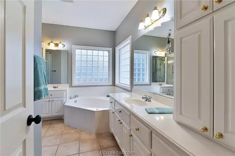 4910 Brompton Ln, Bryan, TX 77802 photo 17
