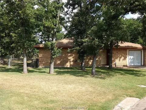2201 Yellowstone Dr, Bryan, TX 77803 photo 2