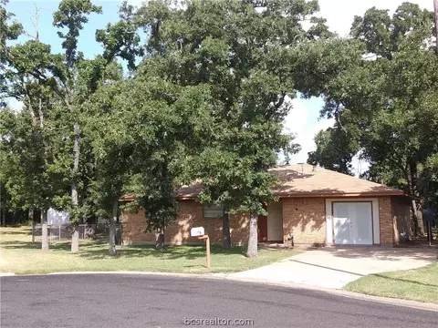 2201 Yellowstone Dr, Bryan, TX 77803 photo 1