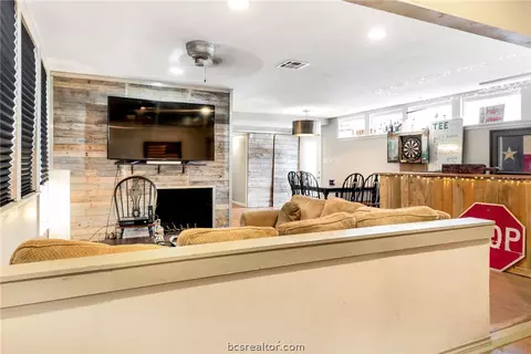 310 Tee Dr, Bryan, TX 77801 photo 2