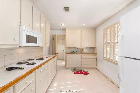 2804 Camelot Dr, Bryan, TX 77802 photo 3