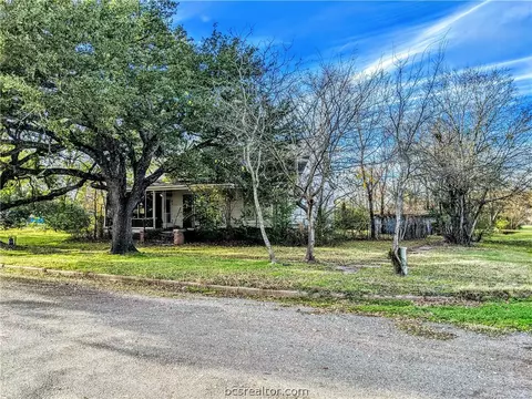 609 E Logan St, Calvert, TX 77837 photo 2