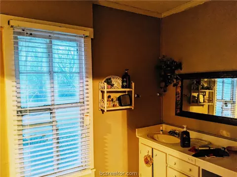 609 E Logan St, Calvert, TX 77837 photo 21