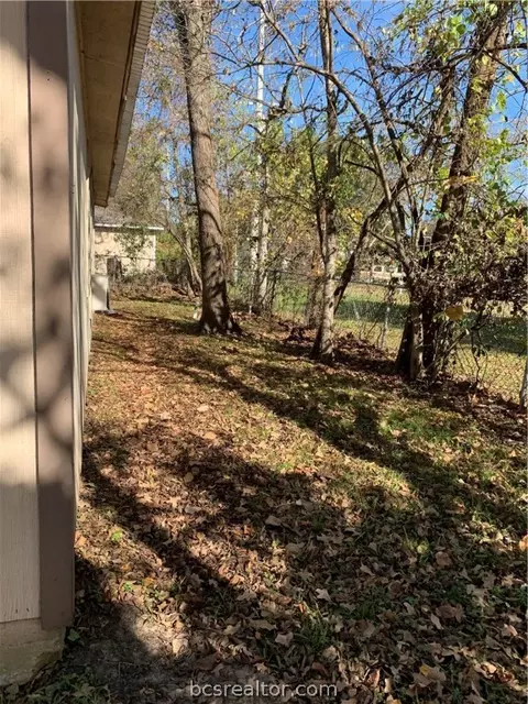 227 Lynn Dr, Bryan, TX 77801 photo 2