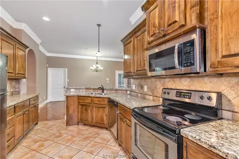 1907 Debbie Dr, Bryan, TX 77802 photo 10