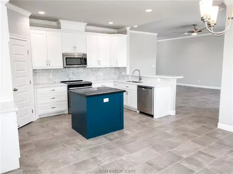 4056 Golden Eagle Dr, Bryan, TX 77808 photo 2