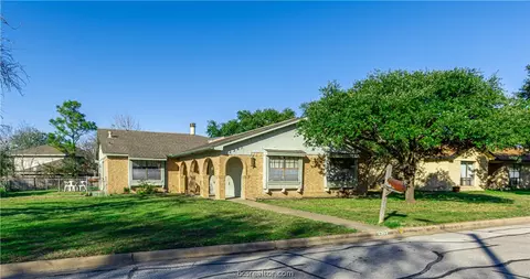 2307 Windsor Dr, Bryan, TX 77802 photo 2