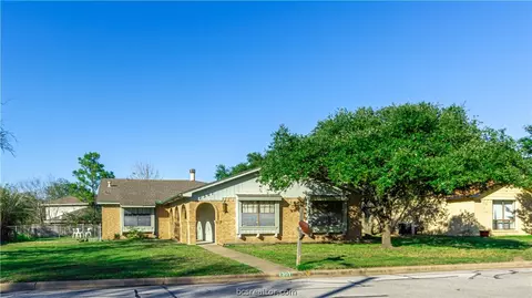2307 Windsor Dr, Bryan, TX 77802 photo 1