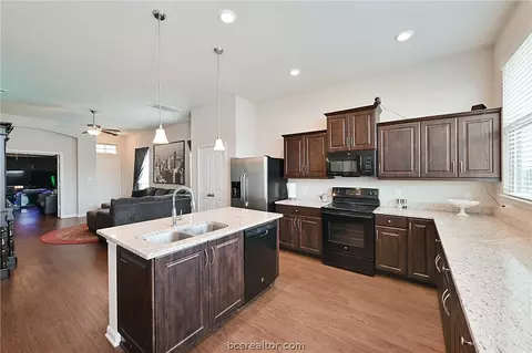 2022 Shimla Dr, Bryan, TX 77807 photo 5