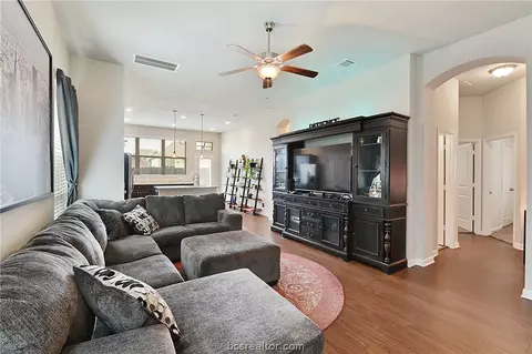 2022 Shimla Dr, Bryan, TX 77807 photo 2