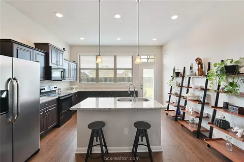 2022 Shimla Dr, Bryan, TX 77807 photo 4