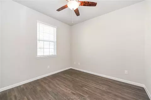 990 Crossing Dr, Bryan, TX 77803 photo 6