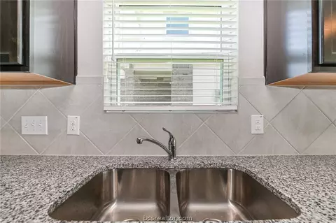 990 Crossing Dr, Bryan, TX 77803 photo 10
