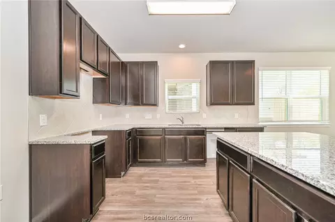 990 Crossing Dr, Bryan, TX 77803 photo 8