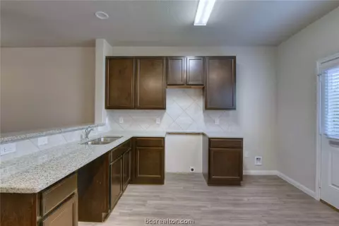 994 Crossing Dr, Bryan, TX 77803 photo 4