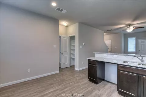994 Crossing Dr, Bryan, TX 77803 photo 5