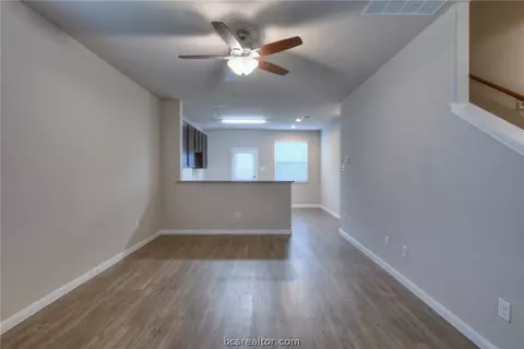 994 Crossing Dr, Bryan, TX 77803 photo 3