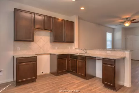 978 Crossing Dr, Bryan, TX 77803 photo 4