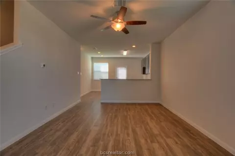 978 Crossing Dr, Bryan, TX 77803 photo 3