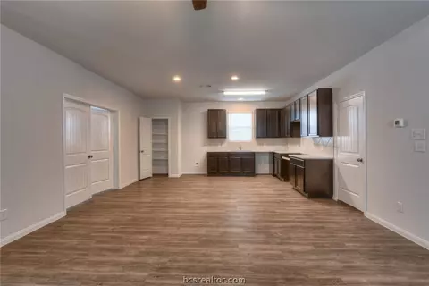 988 Crossing Dr, Bryan, TX 77803 photo 6