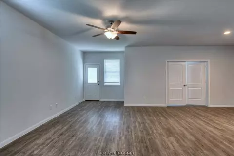988 Crossing Dr, Bryan, TX 77803 photo 5