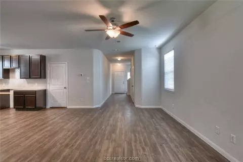 988 Crossing Dr, Bryan, TX 77803 photo 9