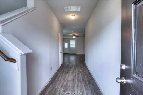 988 Crossing Dr, Bryan, TX 77803 photo 3